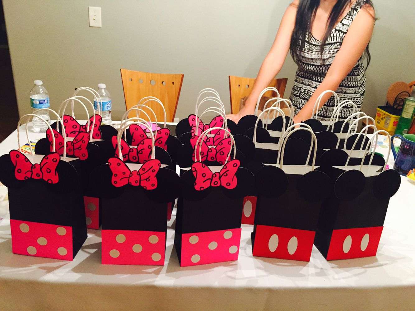 10 Pretty Minnie Mouse Candy Bag Ideas diy mickey and minnie mouse goodie bags 1stbirthday apple party 2024