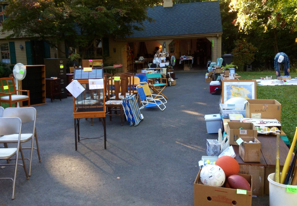 10 Gorgeous Yard Sale Set Up Ideas how to hold a successful minnesota garage sale bring me the news 2024