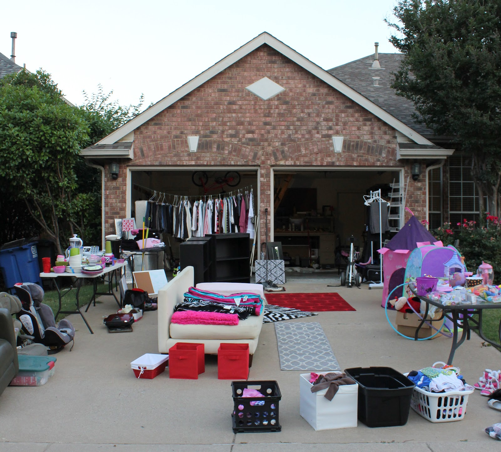 10 Gorgeous Yard Sale Set Up Ideas the oxford place diaries come buy my stuff tips for a successful 2024