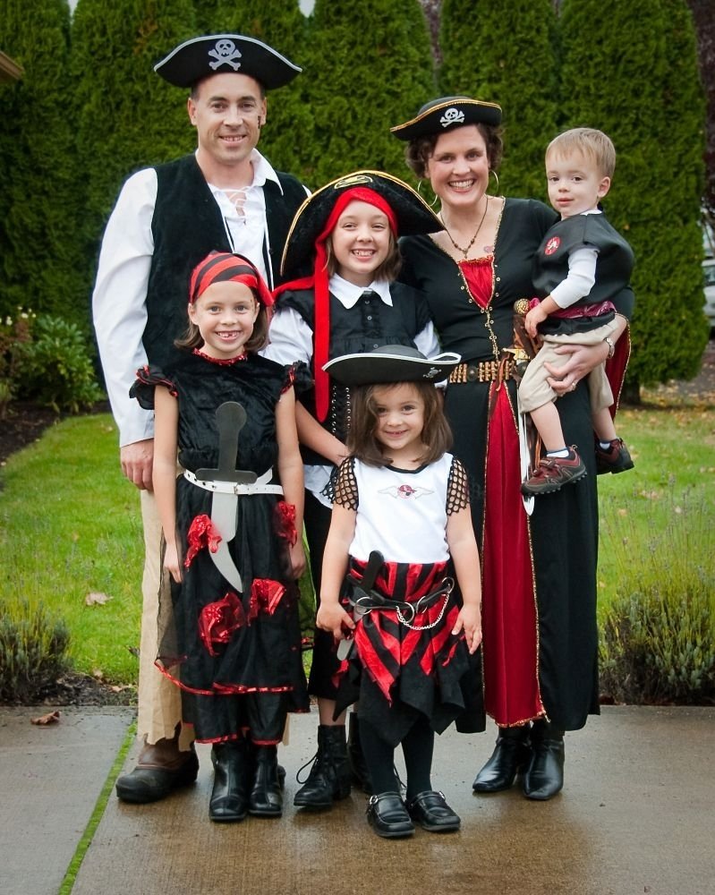 10 Stylish Family Of 4 Halloween Costume Ideas 47 of the most fun family costumes of all time family halloween 1 2022