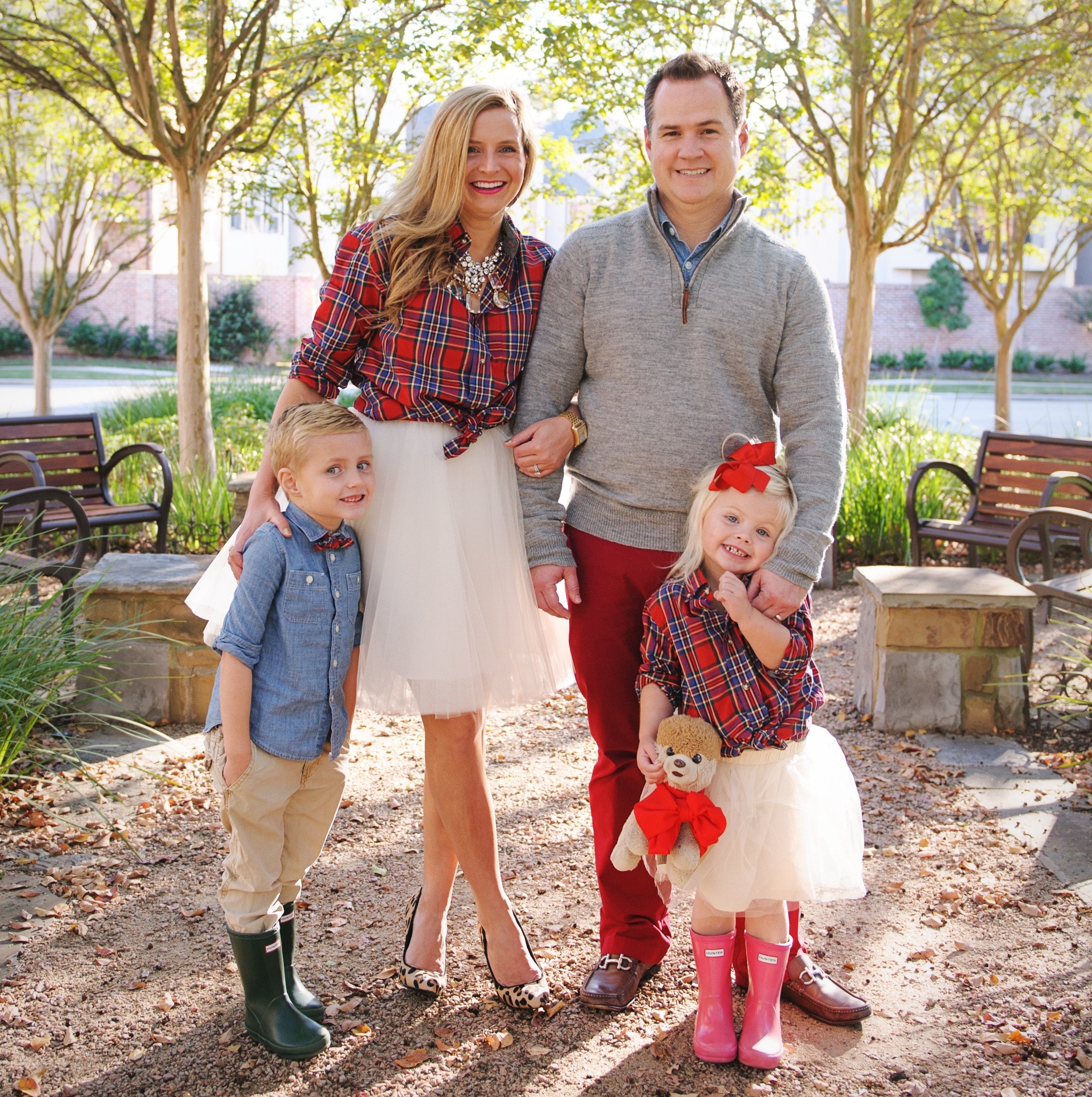 10 Stunning Family Christmas Photo Outfit Ideas 6 families who nailed color coordinated portraits huffpost 3 2023