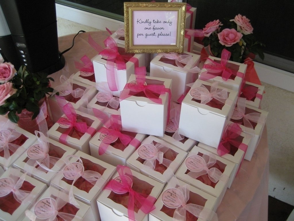 10 Elegant Sweet 16 Party Favors Ideas beautiful decor pink ribbon cover small white boxs gift retrun 1 2023