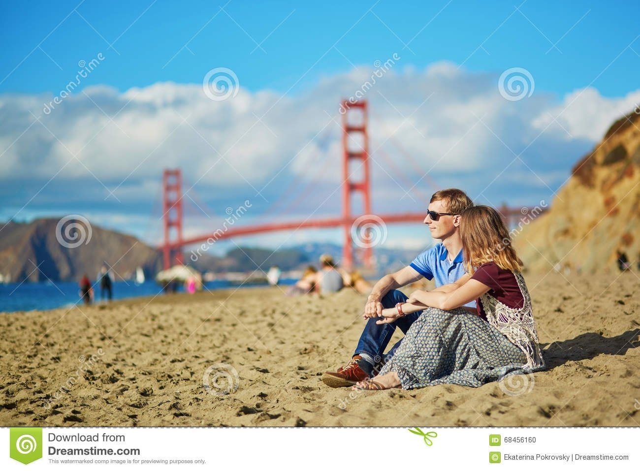 10 Amazing Romantic Date Ideas San Francisco couples affectueux romantiques ayant une date sur la plage de baker 2023