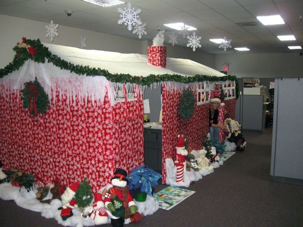 10 Lovable Christmas Decoration Ideas For Office 2023