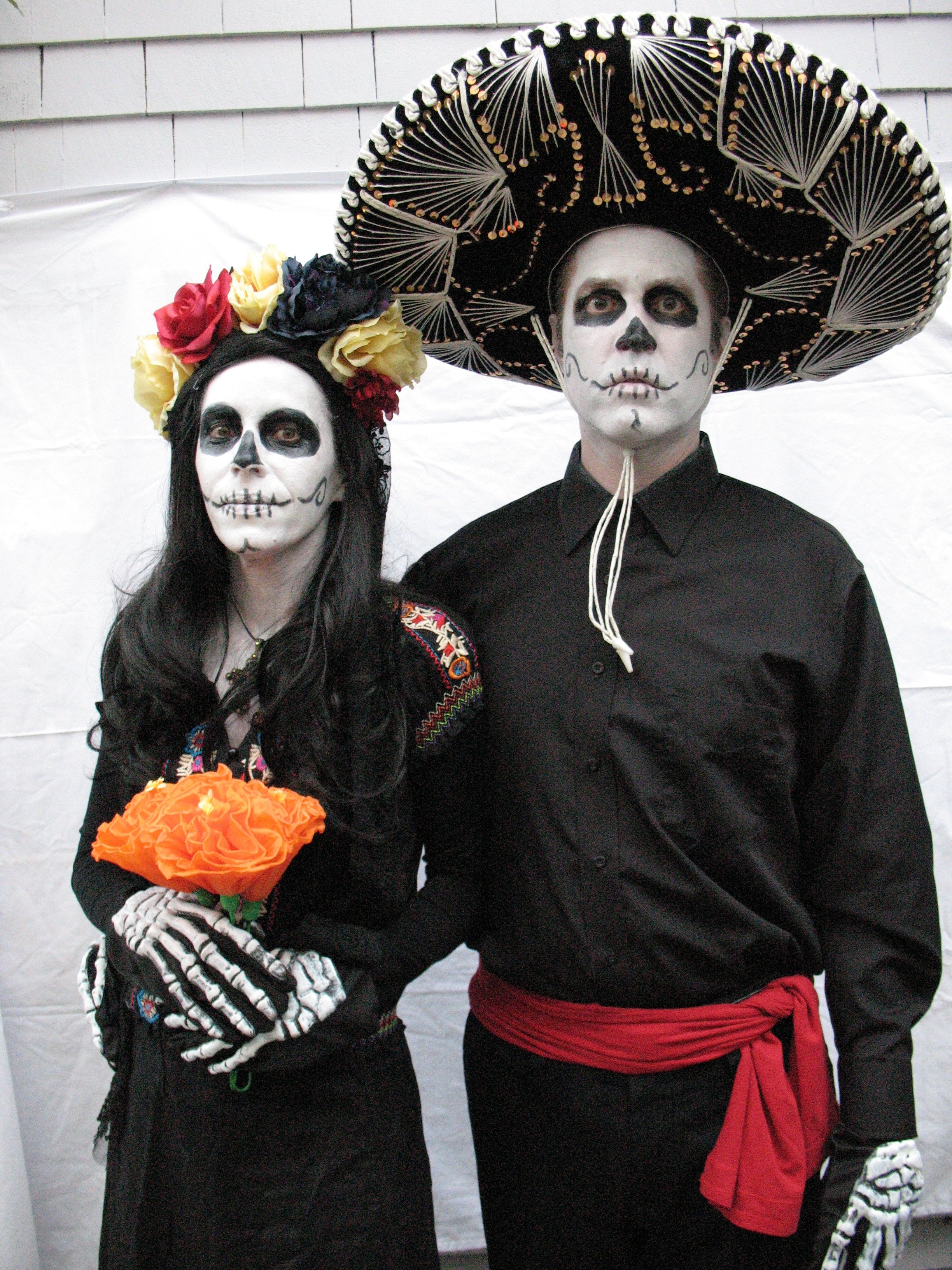 How is halloween and dia de los muertos different | Julio's