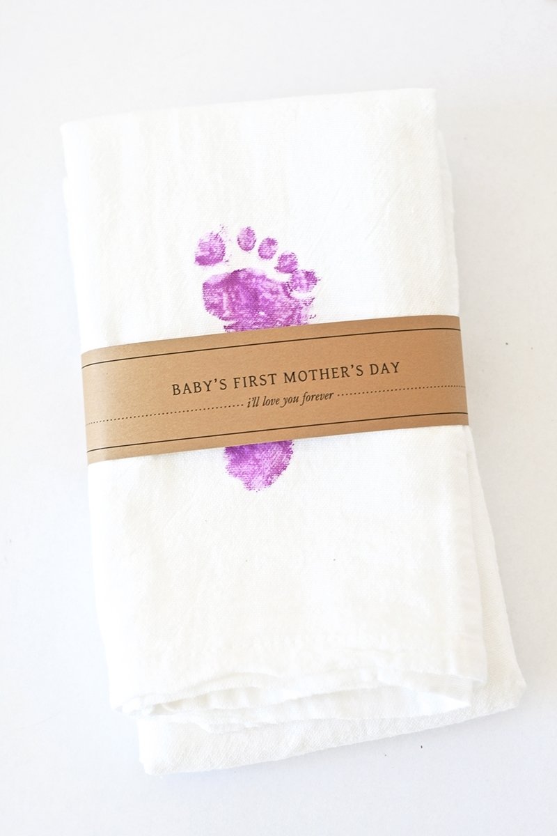 10 Lovable First Mothers Day Gift Ideas diy babys first mothers day gift idea the honest company blog 2022