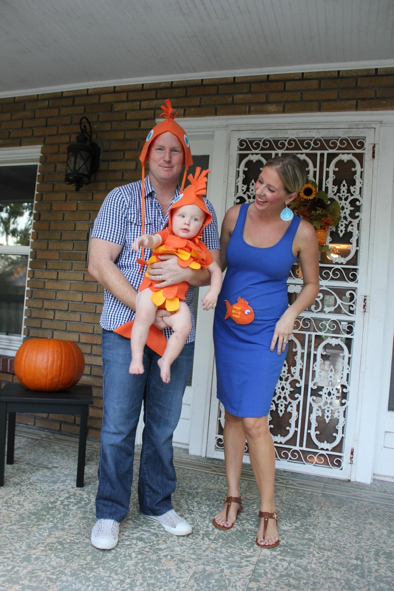 10 Stylish Family Of 4 Halloween Costume Ideas diy fish costume for the family no sewing 7 2022