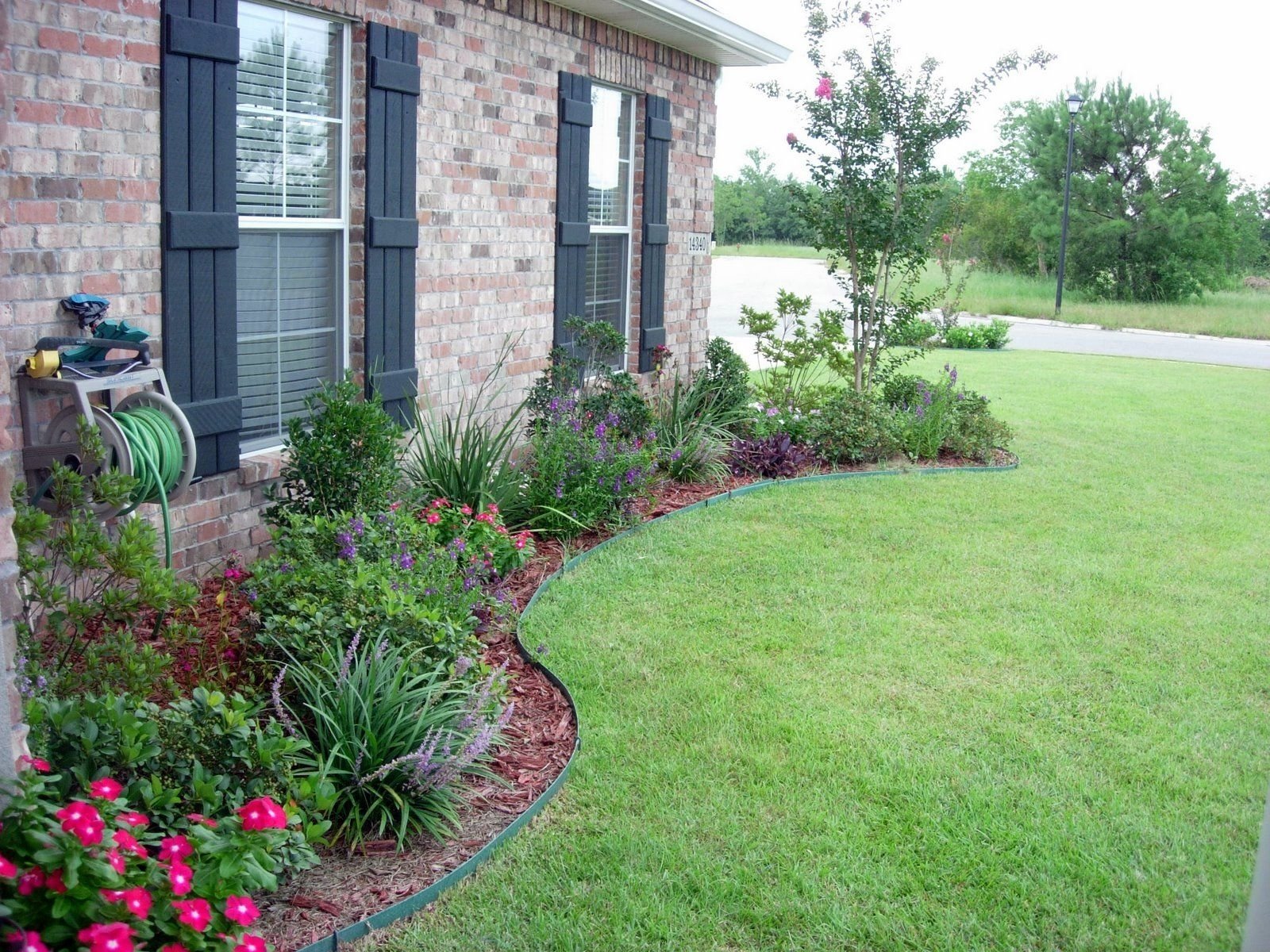 10 Stylish Small Front Yard Flower Bed Ideas flower bed designs for front of house use shrubs small trees to 2 2022