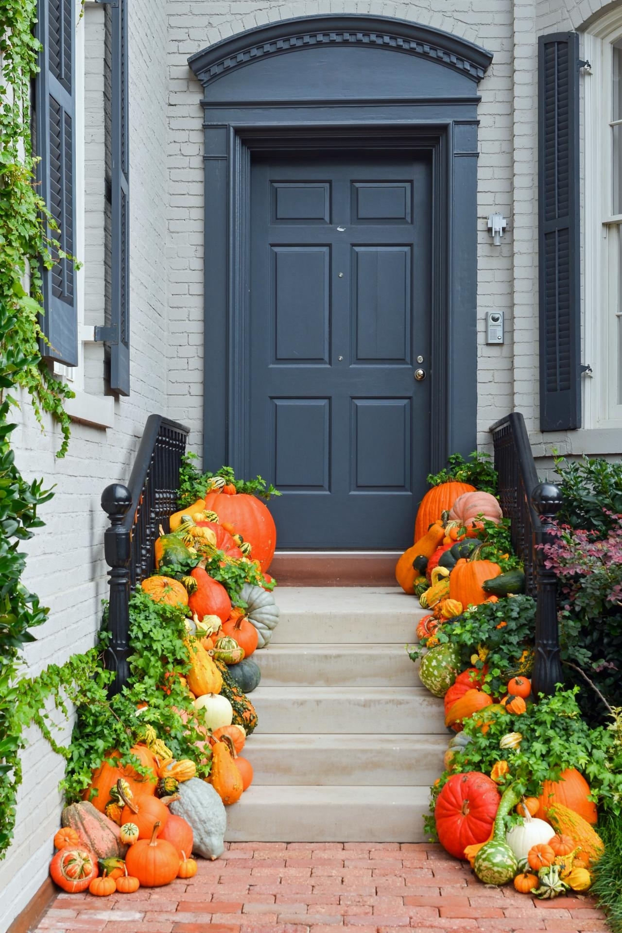 10 Lovely Front Door Fall Decorating Ideas %name 2022