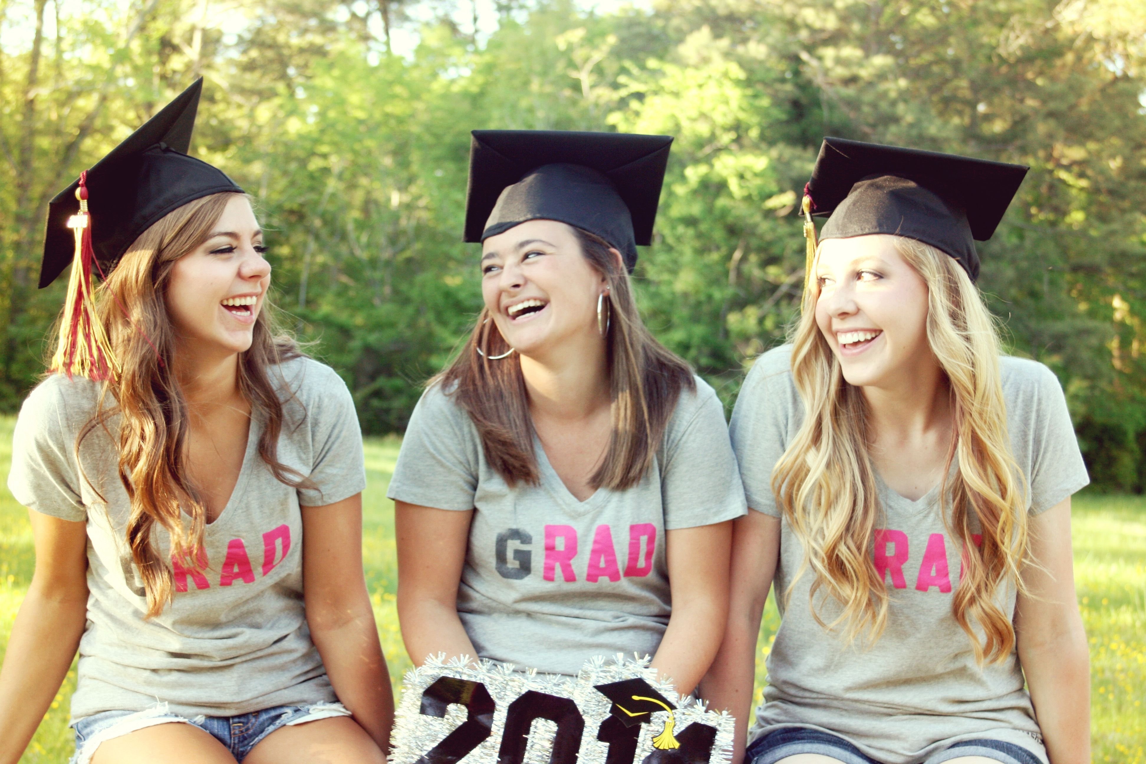 10 Stunning Best Friend Senior Picture Ideas graduation picture idea best friend photo shoot college 1 2022