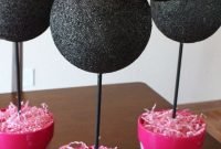i love this simple minnie mouse party centerpiece. what a cute party