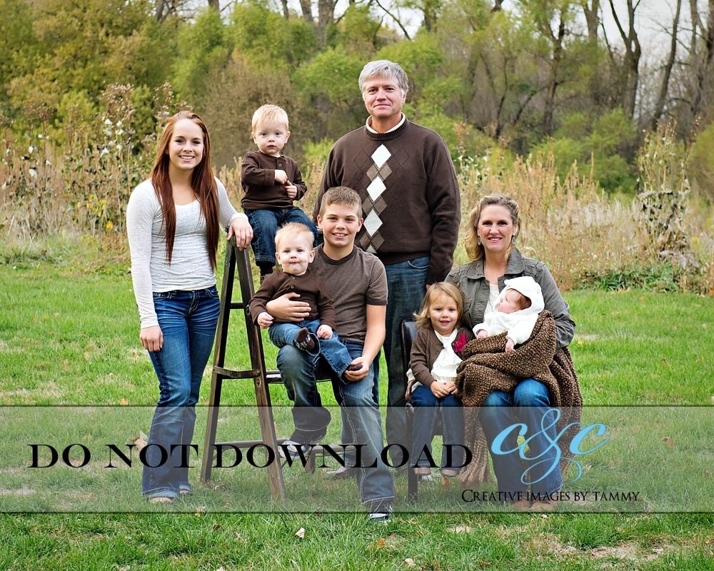10 Ideal Family Photo Outfit Ideas Fall outdoor fall family picture outfit ideas outdoor designs 6 2023