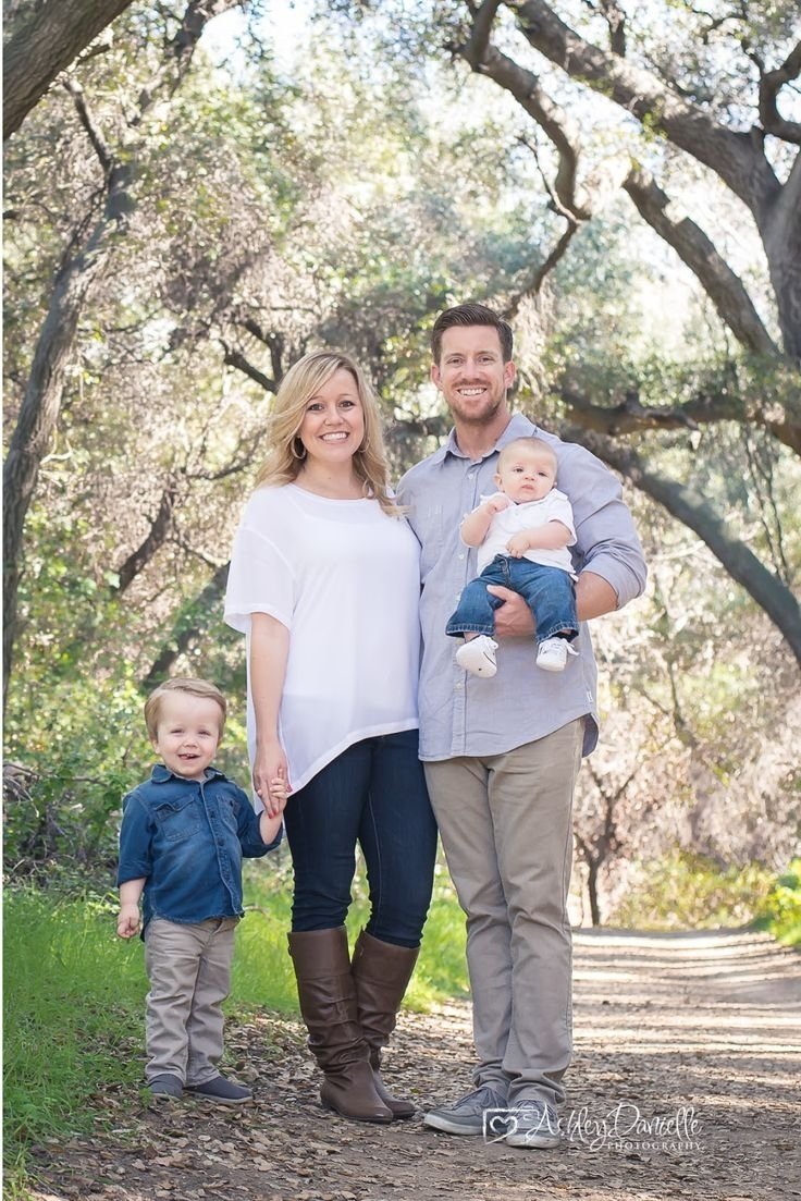 10 Perfect Ideas For Family Pictures Outfits outdoor family photo family of 4 pose family pose with young 7 2022