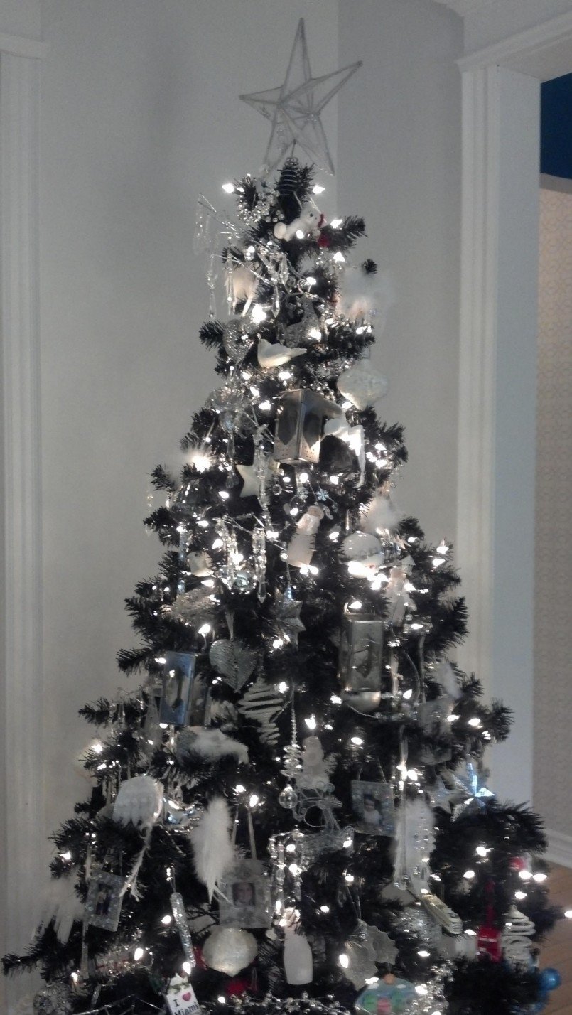 10 Awesome Simple Christmas Tree Decorating Ideas simple christmas tree decoration silver and white christmas tree 2022