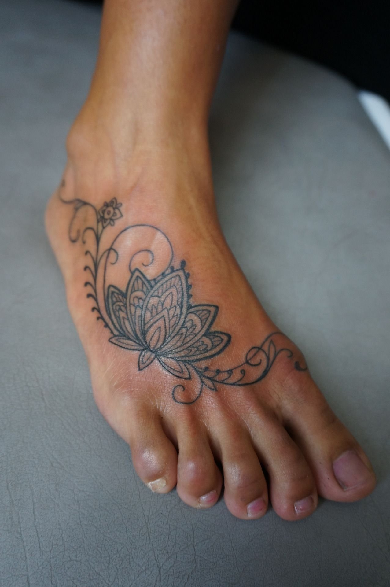 10 Perfect Tattoo Ideas For The Foot this tattoo reminded me of the time i used to do henna paste at 2022