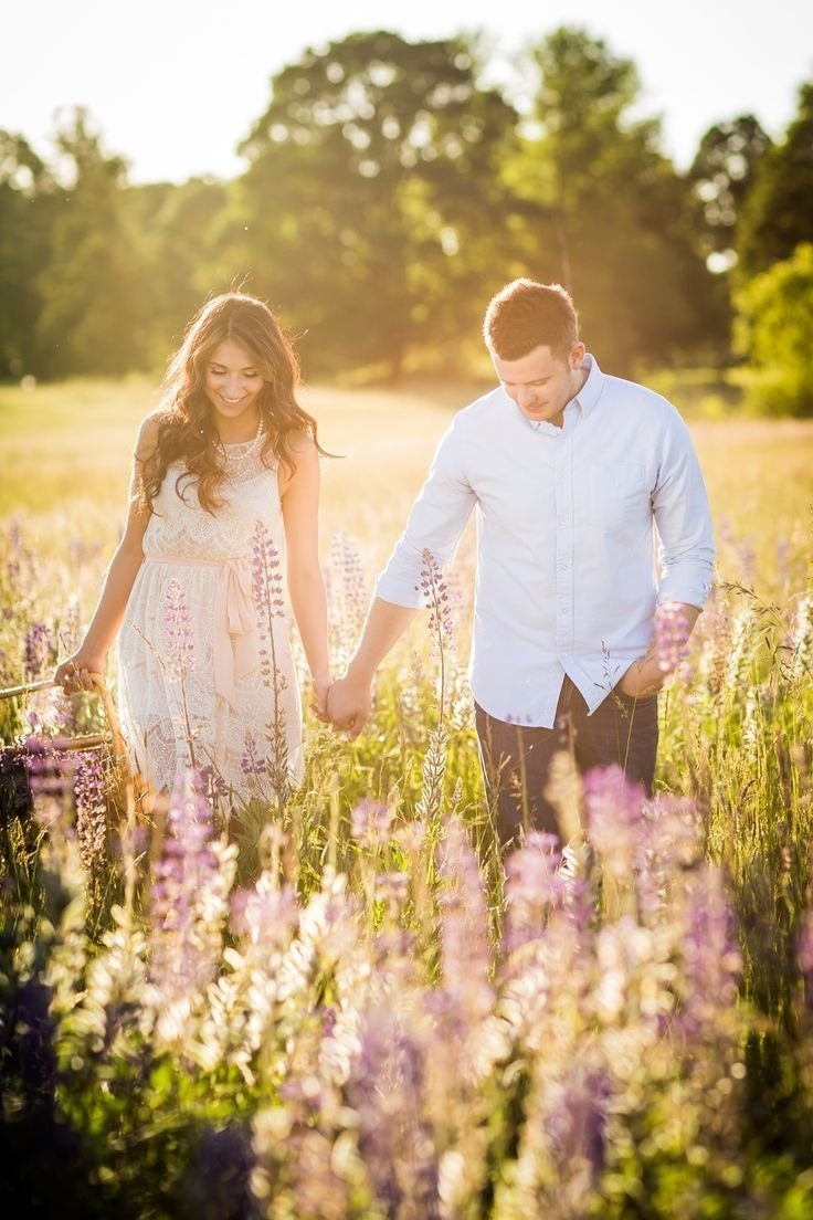 10 Attractive Engagement Picture Ideas For Summer what to wear to your engagement shoot engagement summer and 2022