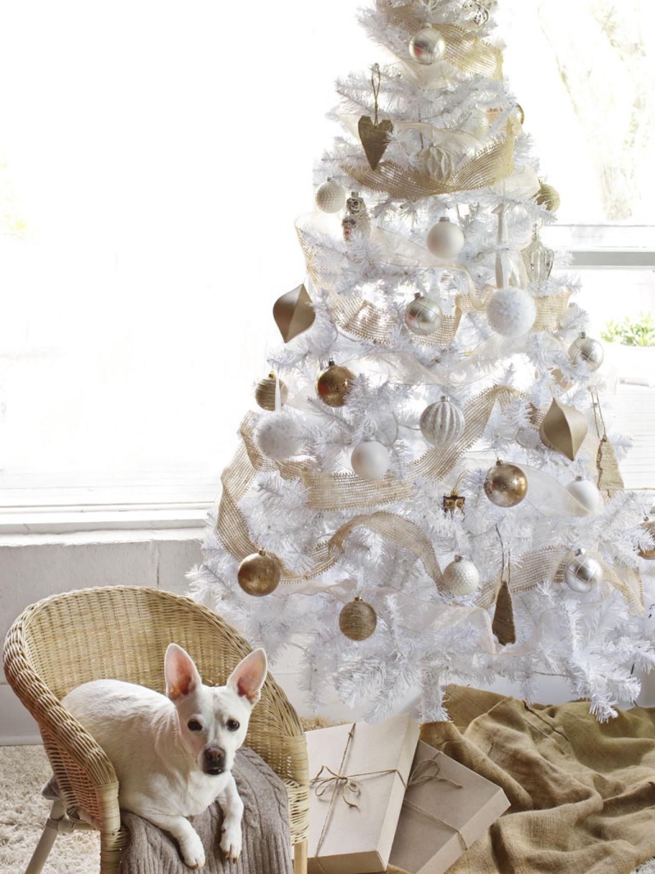 10 Attractive White Christmas Tree Decorating Ideas %name 2024