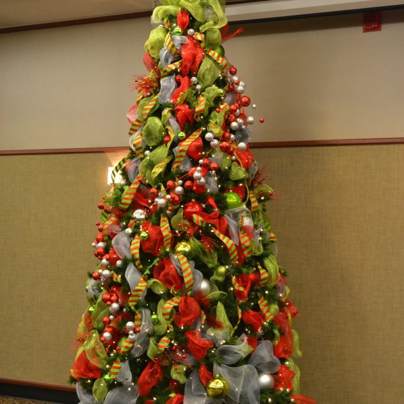 10 Spectacular Christmas Tree Decorating Ideas With Ribbon 2024